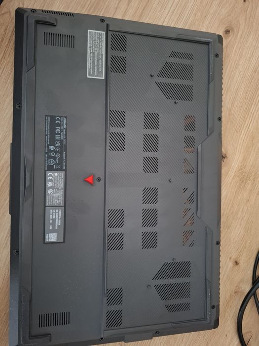 Продавам лаптоп ASUS TUF Gaming F17 (2022) - FX707ZC4-HX014