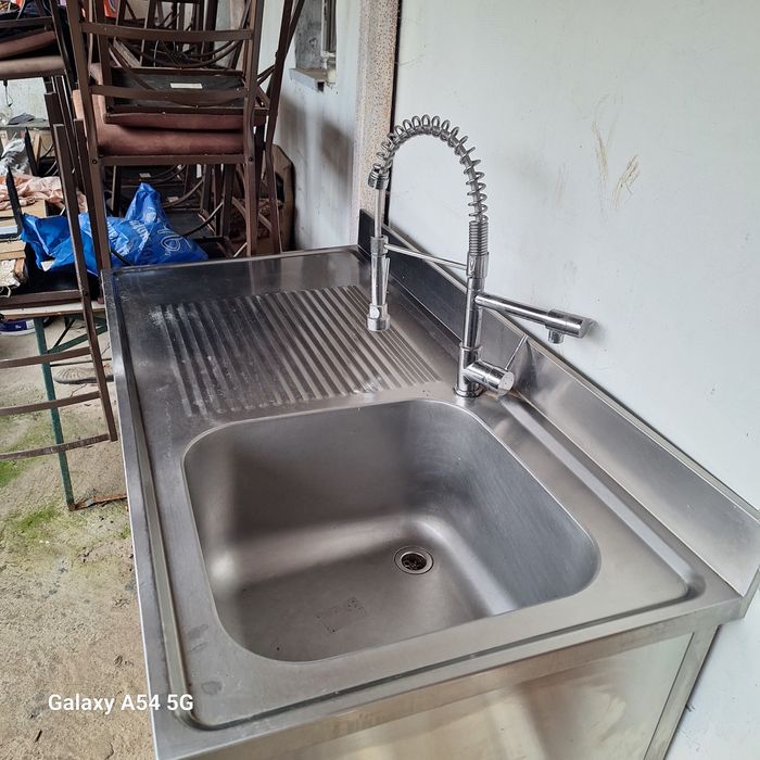 Vând masă de lucru și chiuvetă inox