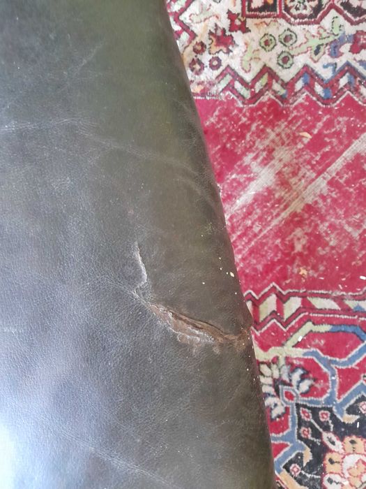 Jilturi-Doua scaune  vechi deosebite din piele, tip tron