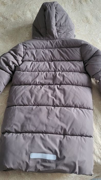 Продам пальто на девочку,  рост 146.