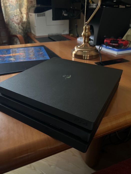 PlayStation 4 pro и два джойстика