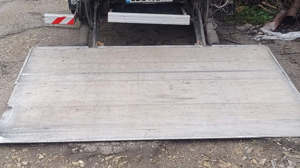 Каросерия с бризент 6м и падащ борд до тон и половина