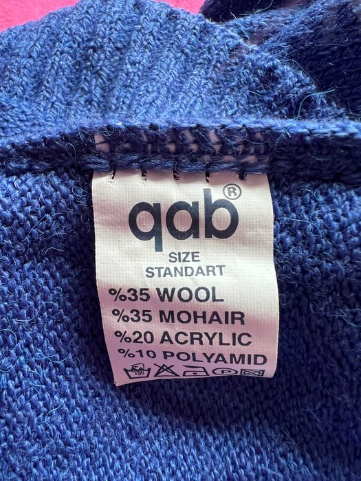 Нов без етикет. Пуловер с висока яка. Размер S. wool 35%.
