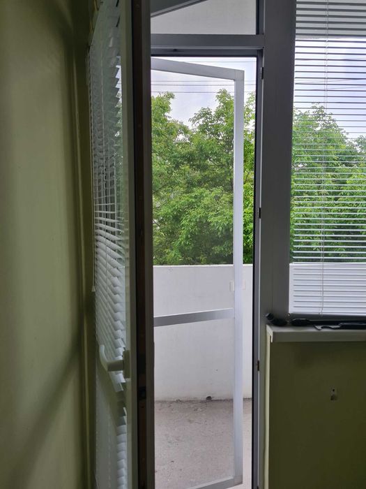 Вратопрозорец от PVC Salamander с Комарници, PVC перваз и Al щори