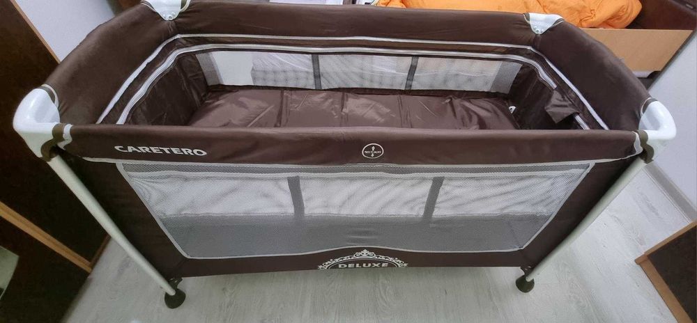 Pătuț pliabil premium Caretero Deluxe – foarte puțin folosit, stare excelentă