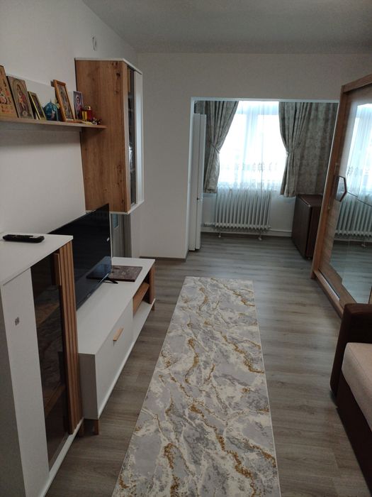 Închiriez garsoniera