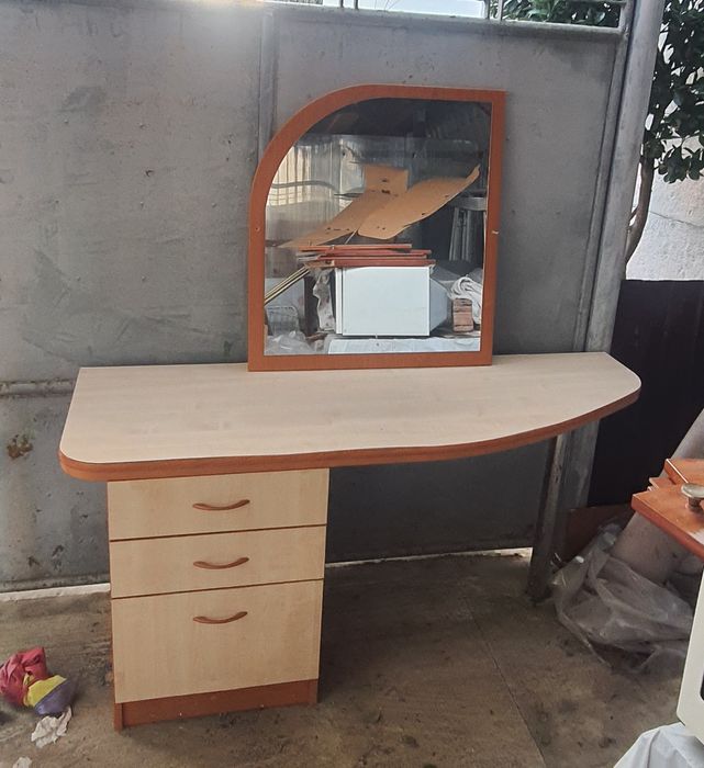 Masă machiaj cu oglindă