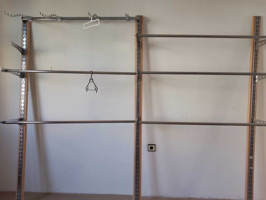 Дървено-метална етажеркa за обзавеждане на магазин.