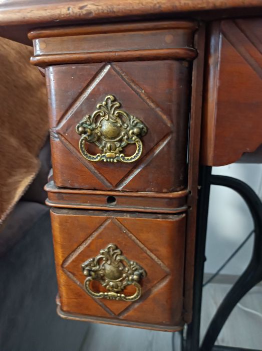 Vând sau la schimb Singer în stare bună de funcționare și estetică.