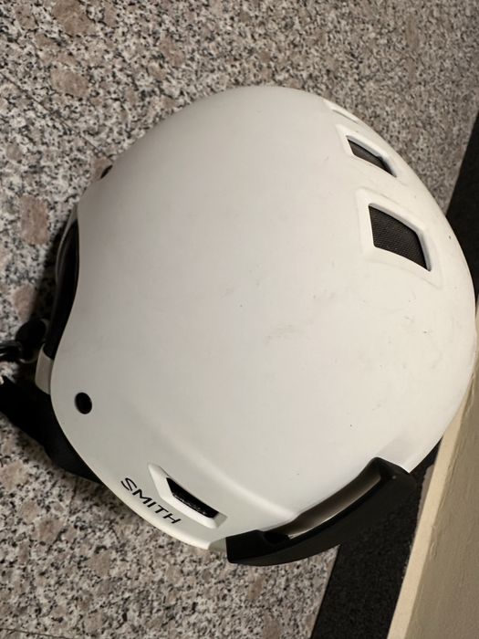 Продавам ски каска