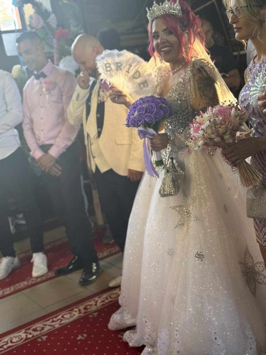 Vând rochie de mireasa pietre.crinolina și voal