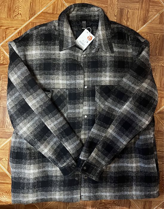 Geacă Bershka, noua cu eticheta