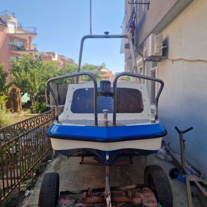 Лодка с извънбордов мотол