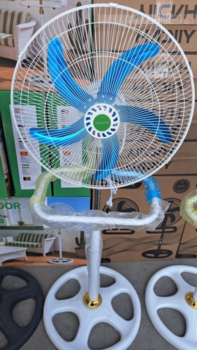 Ventilyator 5 partakli oq va qora rangli