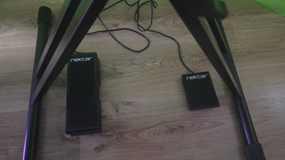 Korg PA600 + състейн педал + експрешън педал + калъф