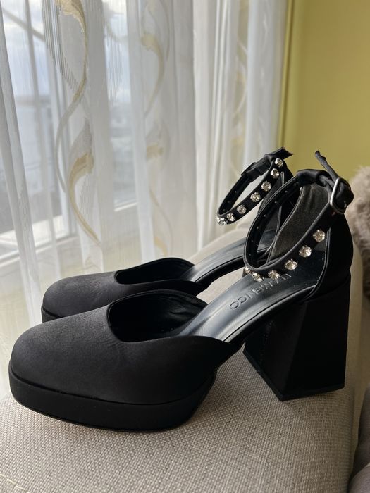 Сатенени обувки на ток с каишка