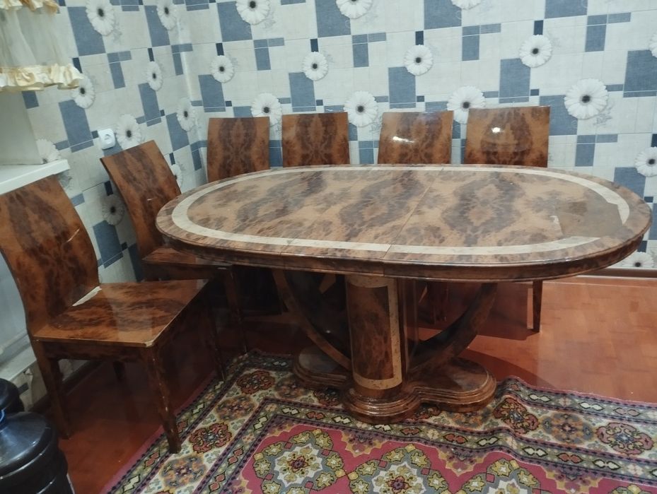 Стол со  стулями.