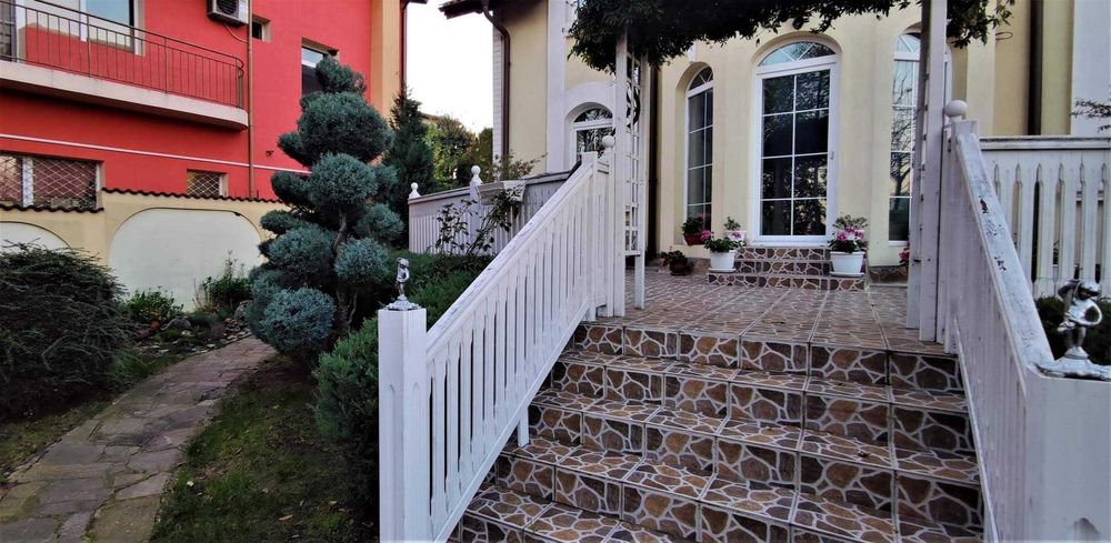 Триетажна самостоятелна къща във  кв.Ветрен