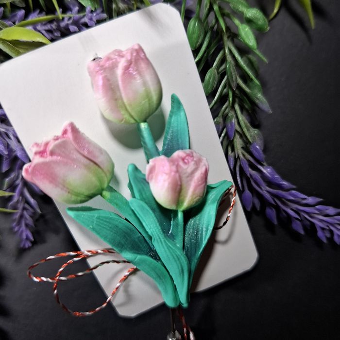 Brosa martisor handmade buchet lalele Fimo