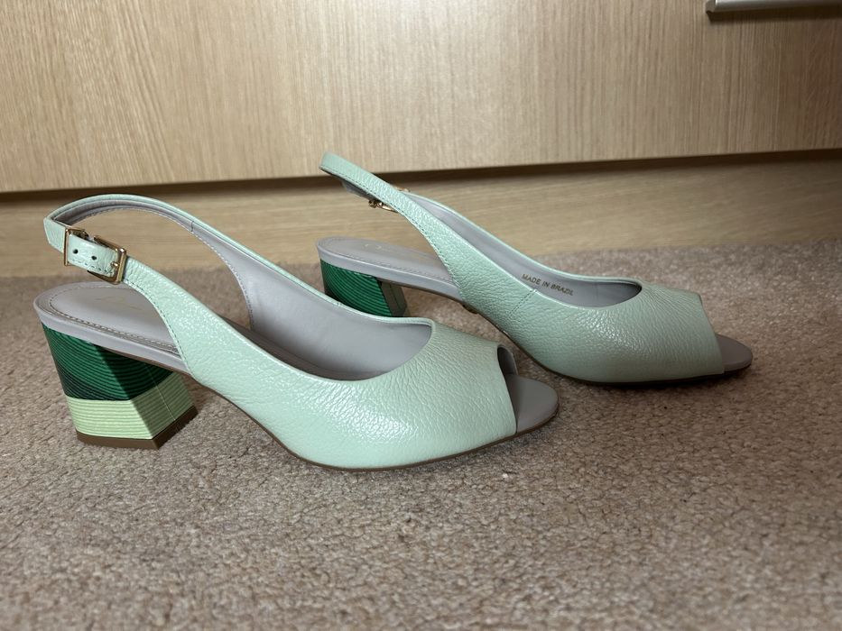 Дамски кожени сандали