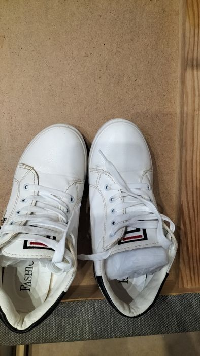 Продам натуральные кросовки . недорого