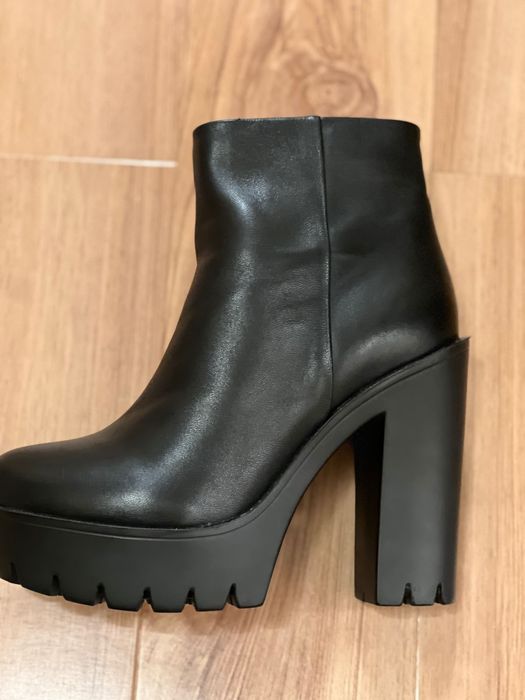 Продаются  ботильоны