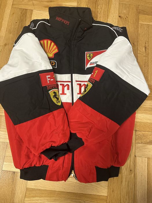 Яке Ferrari Ново
