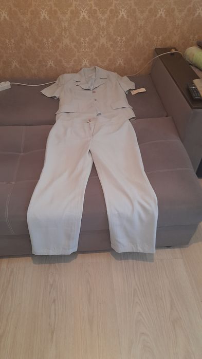 Продам костюм брючный