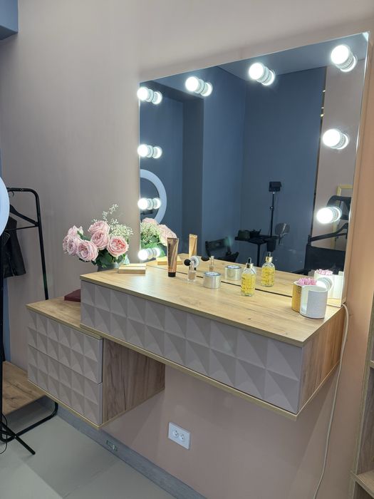 Столик для макияжа подвесной