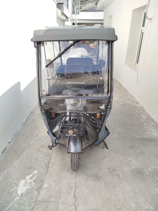 Электро трицикл (трёх колесный скутер) на 3 человека с крышкой- чехлом