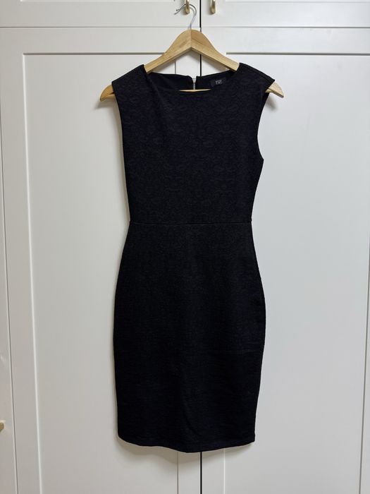 Стройнящее платье-футляр, S размер