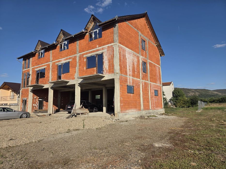 Vila/Casa de vanzare Sebis - 10 camere, 10 bai, 3 garaje 1200mp