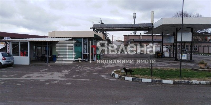 Бензиностанция  на главния път за Сливен, село Крушаре