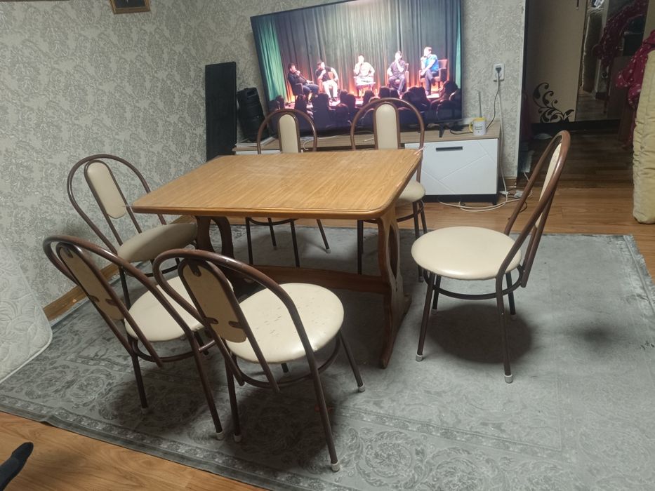 Стулья стол.         .