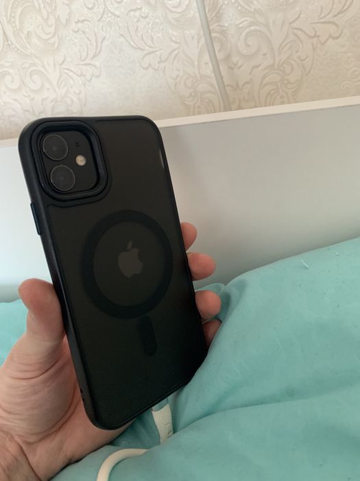 Продам Айфон 11 64г