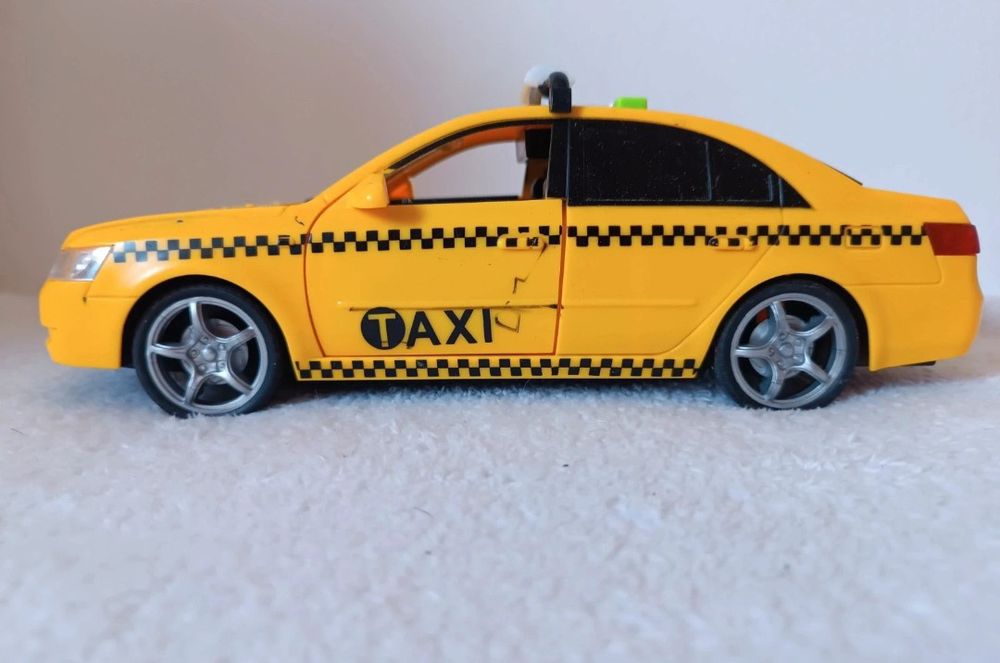 Mașină taxi de jucărie