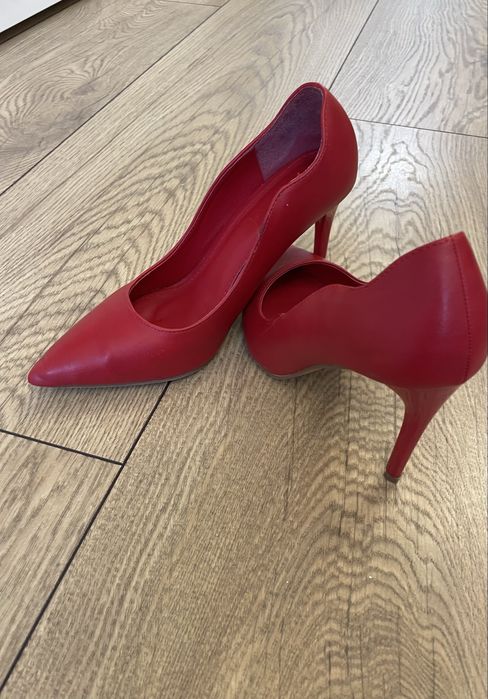 Червени обувки на висок ток