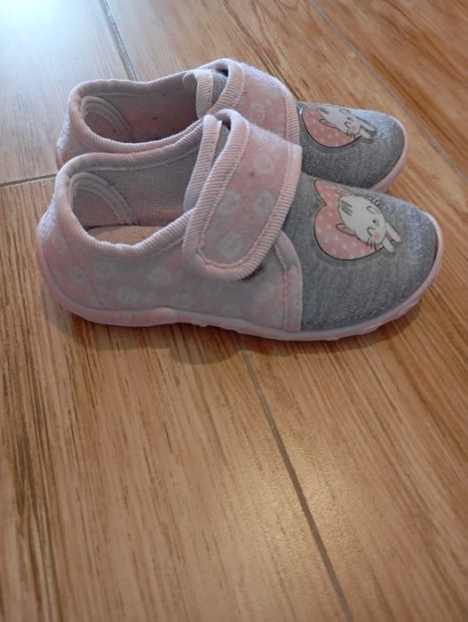 Пантофи за момиче 23 размер