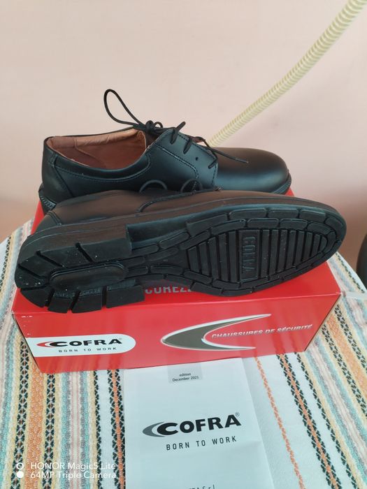 Продавам работни обувки