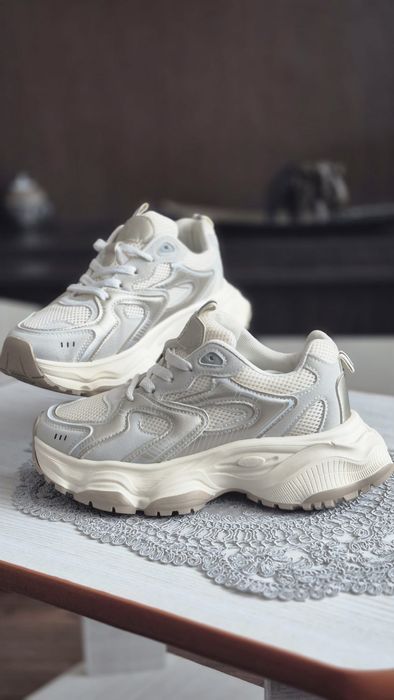 Vând adidași damă marimea 37