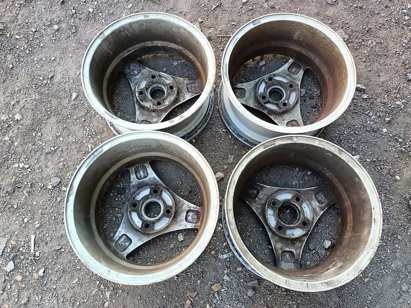 Продам оригинальные легкосплавные диски на Audi 80