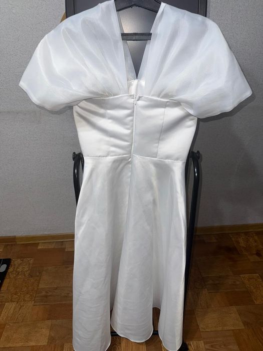 Продам красивое белое платье.