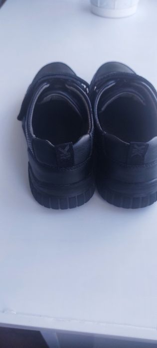 Продам школьную обувь