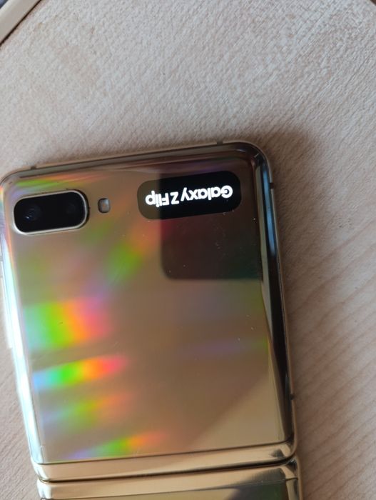 Телефон Samsung Galaxy Z Flip