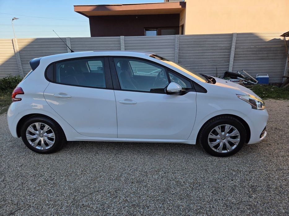 Peugeot 208 blue hdi