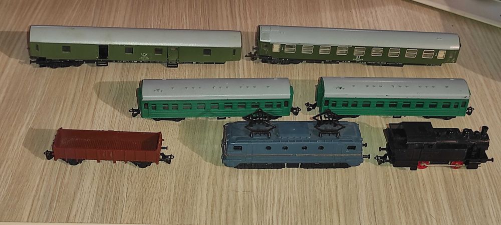Pentru trenulet electric scara tt - 12 mm   locomotive - vagoane - linii sine 300 ron