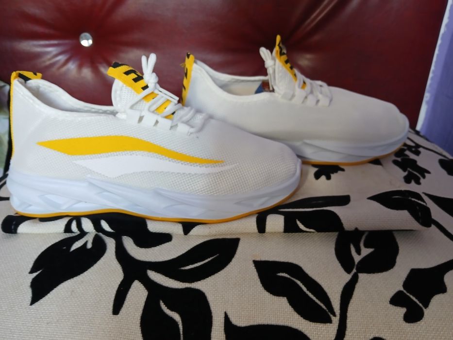 Vând Adidași mărimea 41, 42