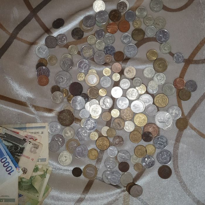 Коллекция монет и купюр