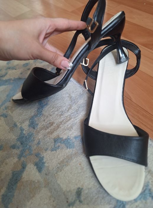 Босоножки на каблуке
