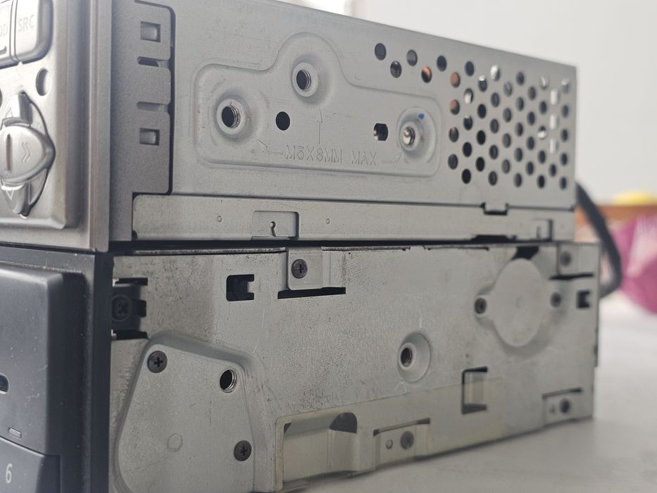 Vand radiocaetofon si magazie CDuri originale Nissan